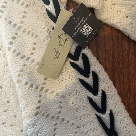 Cable Knit Sweater with laces - Picture 4 of 6